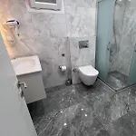 Luna 4* אלאקאטי