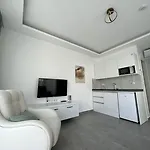 Luna 4* אלאקאטי